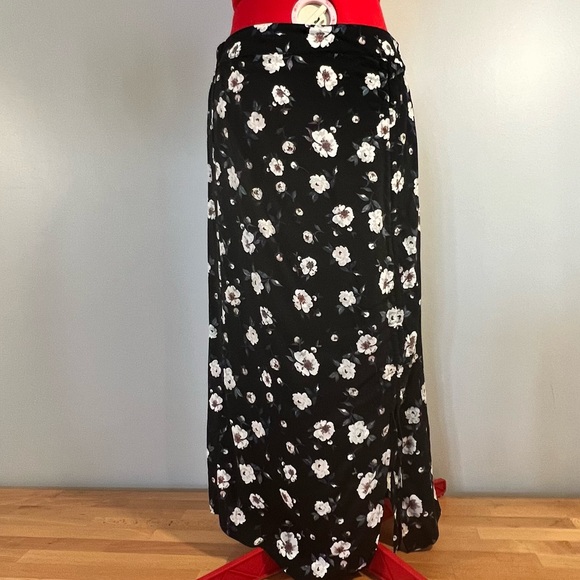 Vero Moda Dresses & Skirts - Black floral skirt sz S